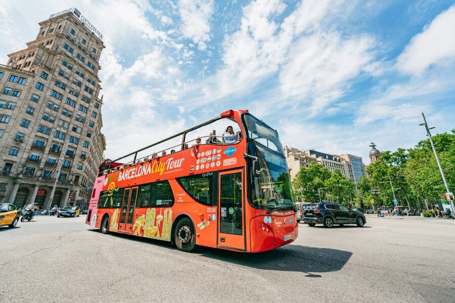 Barcelona: Hop-On Hop-Off Bus & Aquarium Tour - Key points at a glance