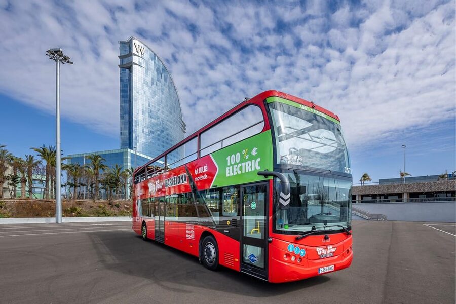 Barcelona: Hop-On Hop-Off Bus & Aquarium Tour - Use the Sagrada Familia and Park Güell connections wisely
