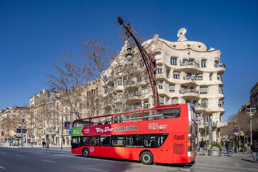 Barcelona: Hop-On Hop-Off Bus & Aquarium Tour - The Barcelona Aquarium is a real part of the package