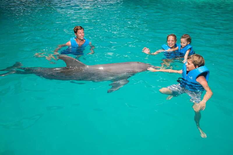 Cancun: Interactive Aquarium - Swim with dolphins Premium - What to bring and what to leave behind