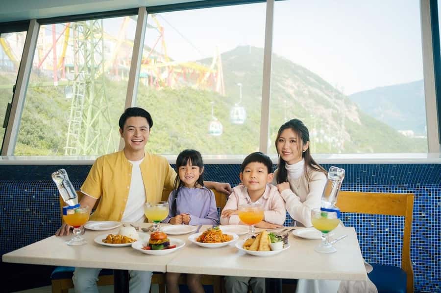Hong Kong: Ocean Park Entry Ticket+ Superior Set Meal Coupon - Neon Lights Up Old Hong Kong