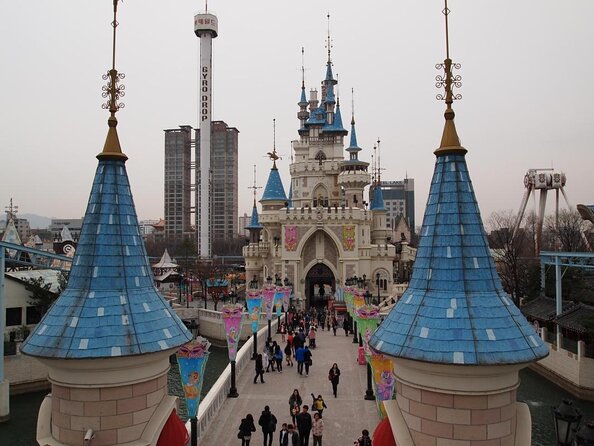 Private Tour to Lotte Tower, Aquarium and Lotte world Theme park - Five hours inside Lotte World Adventure