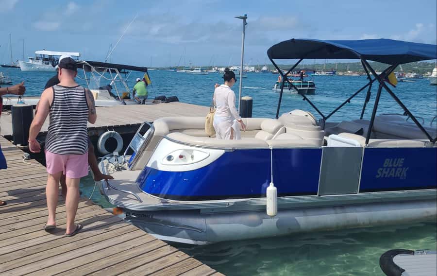 San Andres: Private Boat Trip with Aquarium and Beach Stops - A private day on San Andrés water