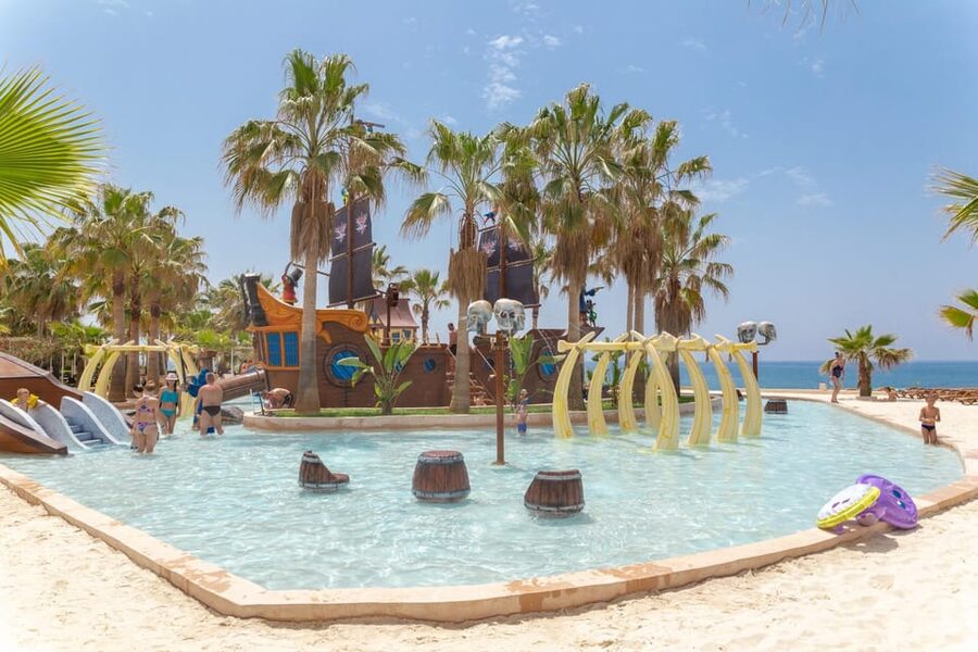 Seapark: Swimming in Pool Aquarium with Authentic Creatures - Who will enjoy this most?
