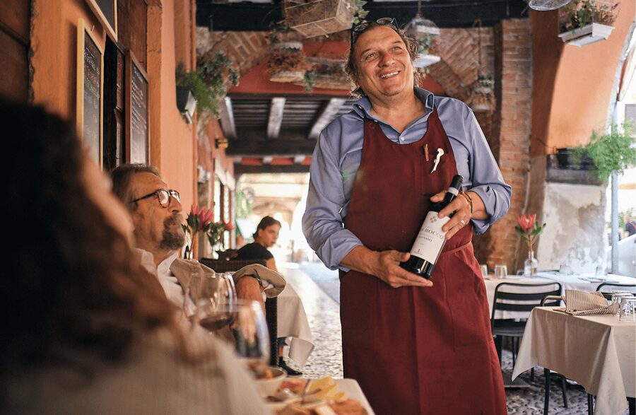 Wine Tasting near the Aquarium of Genoa - Finding Enoteca Grecale in Chigizola square